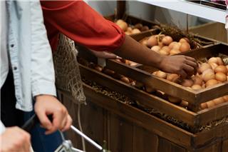 Τούρκοι γεμίζουν λεωφορεία και έρχονται στην Ελλάδα για να αγοράσουν βασικά είδη διατροφής