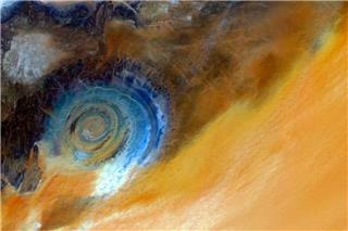 Η NASA εντόπισε γιγαντιαίο «μάτι» 40 χιλιομέτρων στη Σαχάρα