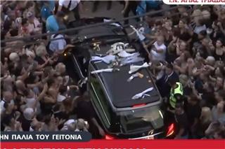Ο Γιώργος Μαζωνάκης «γύρισε» εν μέσω χειροκροτημάτων στην παλιά του γειτονιά - Πλήθος κόσμου στη «λαϊκή αγρυπνία» στη Νίκαια πριν την κηδεία