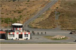 Προσήχθη Ιρακινός στα Μέγαρα: Πολίτης κατήγγειλε ότι τον είδε να βιντεοσκοπεί έξω από τη στρατιωτική βάση