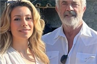 Τρελά ερωτευμένος ο Μελ Γκίμπσον: Τα δημόσια φιλιά με την ηθοποιό από την Ιταλία, ποια είναι