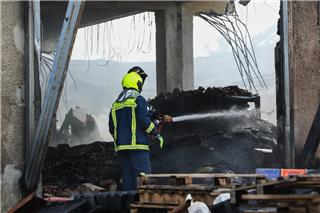 Φωτιά στο Μενίδι: Καταστράφηκε ολοσχερώς το εργοστάσιο - Ζημιές και σε διπλανά κτίρια