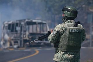 Στις φλόγες το Μεξικό μετά τον θάνατο του βαρώνου ναρκωτικών «Ελ Μέντσο» – Επιθέσεις και χάος σε πολλές πολιτείες