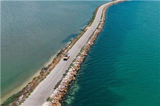 Το χωριό που μοιάζει να επιπλέει στο νερό – Ο άγνωστος ελληνικός προορισμός που θυμίζει εξωτικό τοπίο