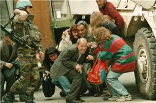 Η φρίκη του Σαράγεβο: Ανθρώπινο σαφάρι με πλούσιους να πυροβολούν όμορφες γυναίκες και παιδιά για ευχαρίστηση