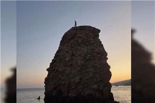 Μήλος: Ο βράχος 20 μέτρων στη Φυριπλάκα όπου εγκλωβίστηκε 33χρονος τουρίστας