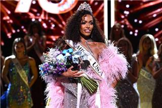 Miss USA 2026: Η νικήτρια είναι η πρώτη έγγαμη γυναίκα και μητέρα που παίρνει το στέμμα και η μοναδική άνω των 30 ετών
