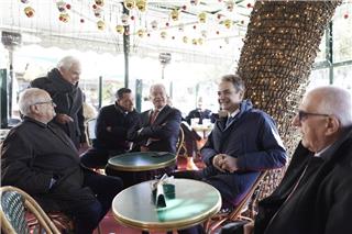 Πρωτοχρονιάτικος πολιτικός καφές Μητσοτάκη-Τασούλα στο Κολωνάκι – Με ευχές και συνομιλίες με πολίτες ξεκίνησε το 2026