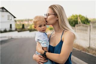 «Να το φιλήσω να περάσει»: Η επιστήμη πίσω από το φιλί της μαμάς που όντως... θεραπεύει τις πληγές!