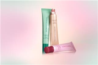 Η Moroccanoil επεκτείνει τα εμβληματικά οφέλη του ελαίου Argan στην περιποίηση των χειλιών με τα Moroccanoil Lip Balms