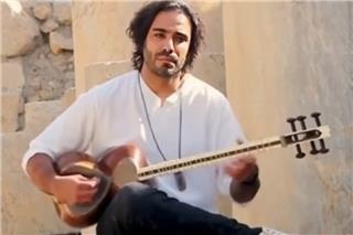 Μουσικός έχει κατασκηνώσει έξω από εργοστάσιο παραγωγής ενέργειας του Ιράν για να αποτρέψει επίθεση από τις ΗΠΑ