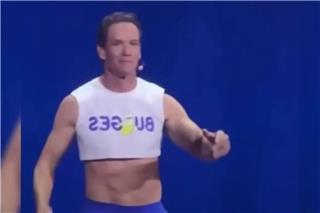 Εντυπωσιακός στα 52 του ο «Ζακ Μόρις» από το Saved by the Bell των `90s, δείτε βίντεο