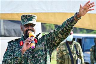 Ο αρχηγός του στρατού της Ουγκάντα έκανε τεστ DNA: «Είμαι κατά 14% Έλληνας!»