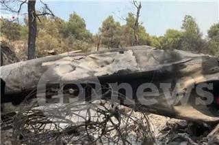 Νέες εικόνες από το σημείο της συντριβής των ελικοπτέρων στη φωτιά της Δυτικής Αττικής, δείτε βίντεο