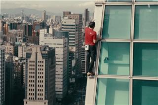 Αναρριχητής σκαρφάλωσε ουρανοξύστη 101 ορόφων χωρίς εξοπλισμό ασφαλείας