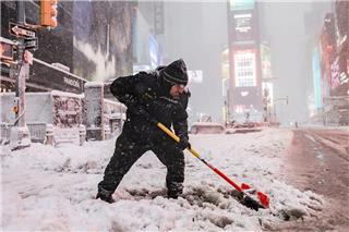 Σε κατάσταση έκτακτης ανάγκης η Νέα Υόρκη που «θάβεται» κάτω από το χιόνι