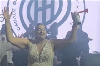 ΟΦΗ: Νύφη σταμάτησε με κόρνα το γαμήλιο γλέντι για να πανηγυρίσει τo Κύπελλο - BINTEO