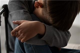 Φρίκη στη Γαλλία: Πατέρας κρατούσε πάνω από έναν χρόνο τον 9χρονο γιο του κλειδωμένο σε βαν