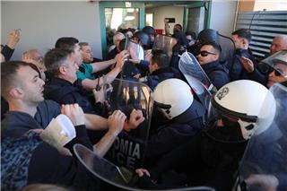 Νοσοκομείο Νίκαιας: Ένταση μεταξύ νοσηλευτών και ΜΑΤ κατά την επίσκεψη Γεωργιάδη