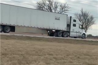 Βίντεο δείχνει φορτηγατζή να οδηγεί ανάποδα σε αυτοκινητόδρομο