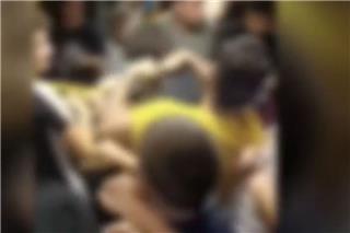 Ντοκουμέντο σε βίντεο: Σφοδρό επεισόδιο ξύλου εντός λεωφορείου στο Παγκράτι