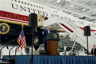 Δείτε πρώτη φορά το νέο Air Force One: Το εσωτερικό του «ιπτάμενου παλατιού» των $400 εκατ.