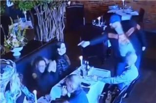 Οχάιο: Σερβιτόρος ακινητοποίησε άντρα με πιστόλι - Ήθελε να σκοτώσει τη πρώην γυναίκα του