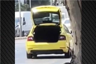 Οδηγός ταξί κατέβασε τους πελάτες και έφυγε με ανοιχτό το πορτμπαγκάζ για να μην δουν τις πινακίδες του, δείτε βίντεο