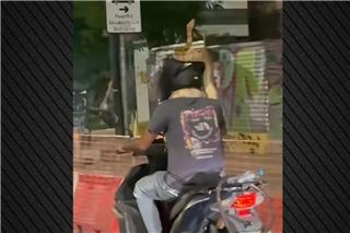 Οδηγός μηχανής «σόκαρε» το κέντρο της Αθήνας με το ασυνήθιστο «αξεσουάρ» του;
