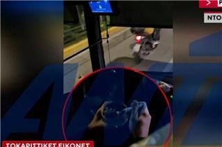 Αδιανόητο περιστατικό σε λεωφορείο στη γραμμή Πειραιά - Σύνταγμα: Έτρωγε το γεύμα του!