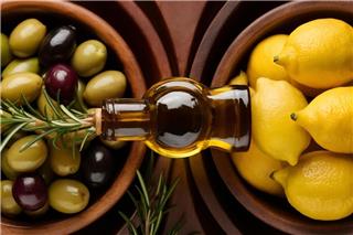 Ελαιόλαδο και Λεμόνι: Φυσικό «γιατρικό» ή ένας ακόμη διατροφικός μύθος;