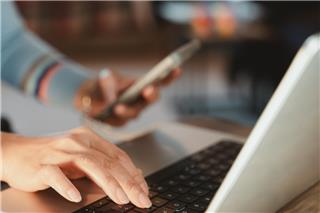 Το διαδίκτυο μας «καταπίνει»: Περνάμε 44 χρόνια μπροστά από τις οθόνες και πέντε χρόνια μόνο σε feeds, notifications και scrolling