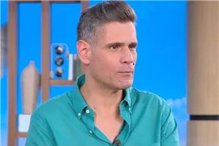 Δημήτρης Ουγγαρέζος για Κωνσταντάρα – Τσαγκρινού: «Είδε κι αυτός ο καναπές μου ένα φιλί επιτέλους»