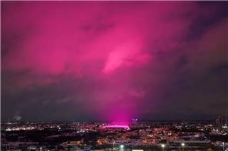 Γιατί βάφτηκε ροζ ο ουρανός στο Μπέρμιγχαμ: Λύθηκε το μυστήριο - Εντυπωσιακές εικόνες