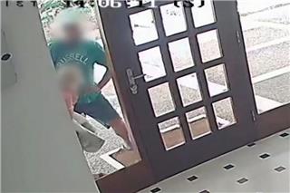 ΒΙΝΤΕΟ - Παλαιό Φάληρο: Επιτέθηκε σε γυναίκα για να της αρπάξει την τσάντα στην είσοδο της πολυκατοικίας