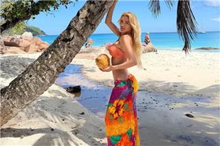 Η Αλεξάνδρα Παναγιώταρου πόζαρε ανάμεσα σε φοίνικες στις Σεϋχέλλες