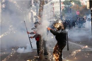 Παρίσι: Αστυνομικός τυλίχθηκε στις φλόγες από μολότοφ ‑ Χάος στο Porte de Charenton