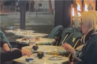 Παρίσι: Ψύχραιμοι ή αναίσθητοι; Έπιναν κρασί, ενώ πίσω τους έκαιγαν κάδοι και οδοφράγματα