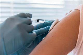 Συναγερμός από την έξαρση της γρίπης: Ουρές στα φαρμακεία για εμβόλια και self test