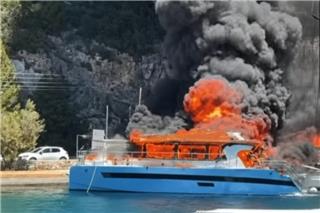 Παξοί: Ο καπετάνιος-ήρωας που έσωσε τους τουρίστες πριν βουτήξει στη θάλασσα – Η δραματική προσπάθεια να σβήσει τη φωτιά