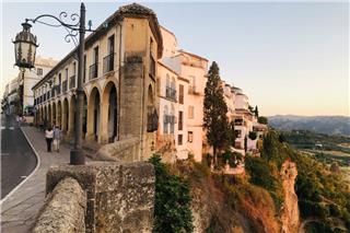 Η Ισπανία «αδειάζει», αλλά σε πληρώνει για να πας: Χωριά-φαντάσματα δίνουν έως 10.800€ για μια νέα αρχή