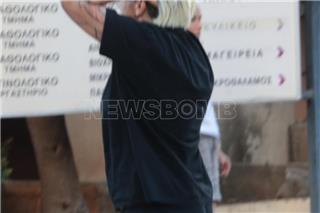 Συντετριμμένη η αδερφή του Γιώργου Μαζωνάκη φτάνει στο νοσοκομείο Ελπίς κρατώντας το κεφάλι της
