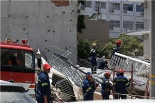 Εικόνες σοκ στα Πετράλωνα από κατάρρευση 4οροφης πολυκατοικίας