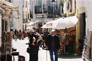 Γιατί η Λισαβόνα χαλάρωσε τους περιορισμούς στα Airbnb