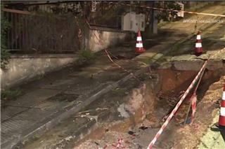 Κακοκαιρία στην Αττική: Υπερχείλισε ρέμα στο Πικέρμι, καθιζήσεις στο Πολύγωνο