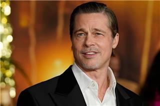 Μπραντ Πιτ: Γυρίζει ταινιά στην Ύδρα και στα διαλείμματα τρώει τα φημισμένα αμυγδαλωτά του νησιού