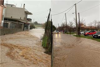 Πλημμύρες στον Έβρο από τις έντονες βροχοπτώσεις, εγκλωβίστηκαν μαθητές σε σχολείο