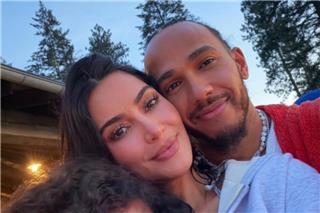 Η πρώτη κοινή selfie της Κιμ Καρντάσιαν με τον Λιούις Χάμιλτον και ένα από τα παιδιά της