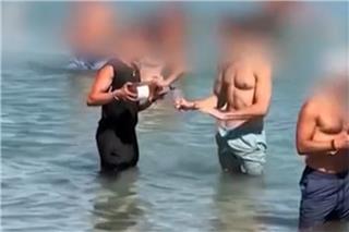 Θύελλα αντιδράσεων: Σερβιτόρος μπήκε στη θάλασσα για να εξυπηρετήσει πελάτες