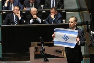 Πολωνία: Bουλευτής σηκώνει στη Βουλή σημαία του Ισραήλ με σβάστικα – «Διαπράττει γενοκτονία»